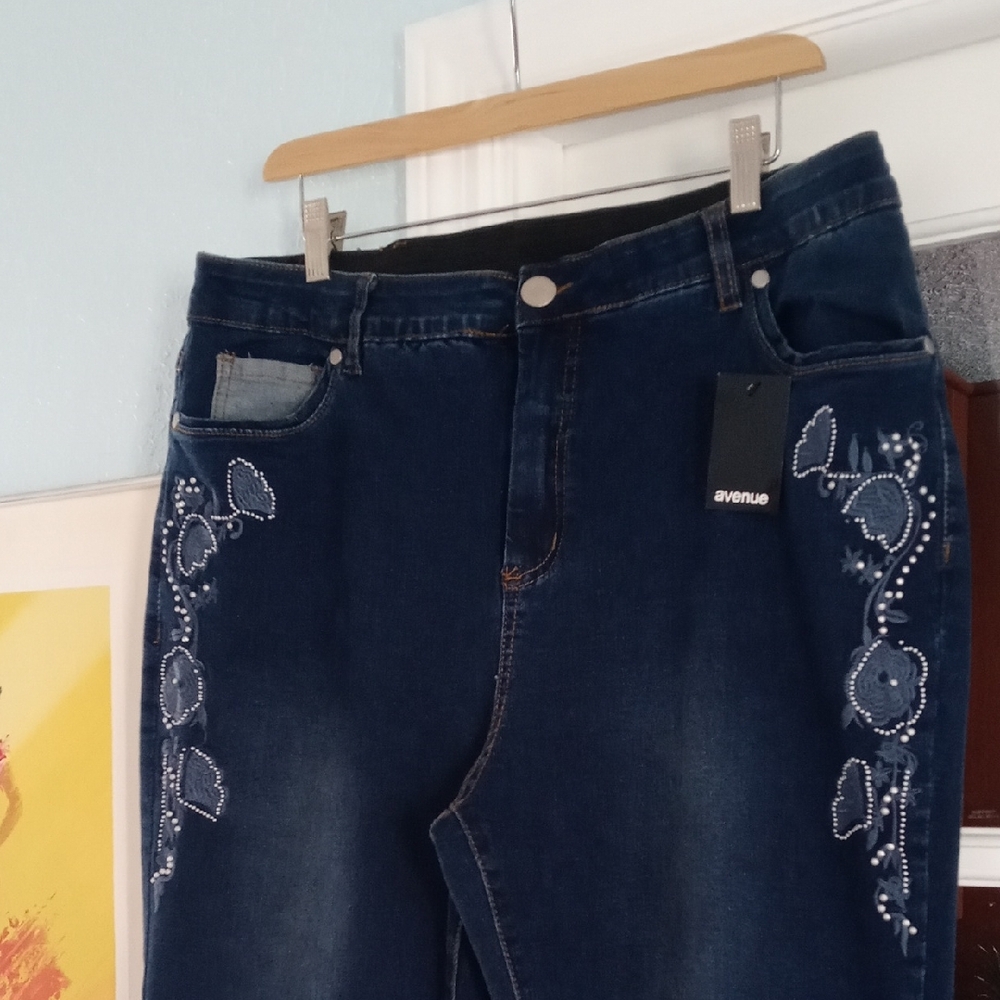 Avenue Blue Cropped Jeans with Floral Embroidery